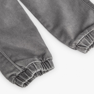 Punhos elásticos de casaco cinza em tecido macio