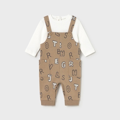 Conjunto de bebé com camisola branca e jardineiras castanhas com letras