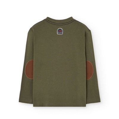 Camisola infantil verde com remendos castanho escuro nos cotovelos e etiqueta pequena atrás.