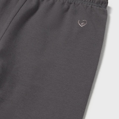 Calças cinzentas com cós elástico e detalhe de coração bordado