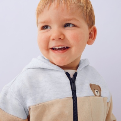 casaco bege e cinza para criança com urso bordado e capuz