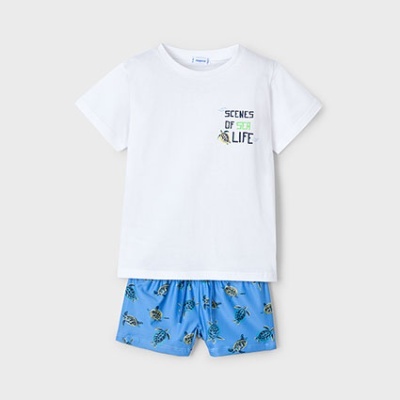 conjunto de t-shirt branca com texto e calções azuis com tartarugas para criança