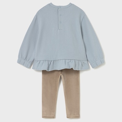 Conjunto infantil azul clara com calças castanhas