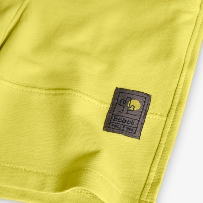 Etiqueta preta em peça de roupa amarela clara com texto boboli