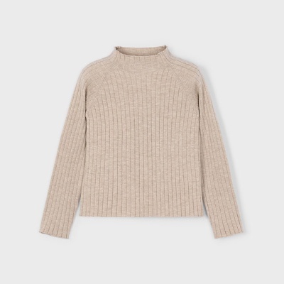 Camisola bege de malha grossa com gola subida e mangas compridas