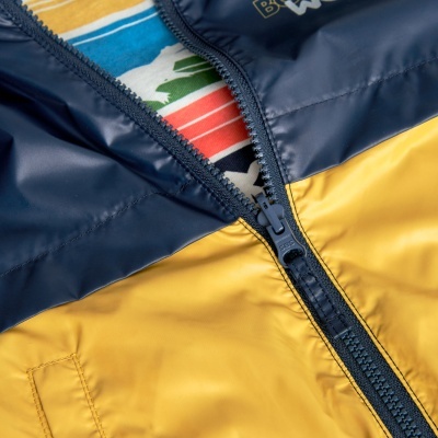 Casaco de nylon azul escuro e amarelo com fecho de correr e padrão colorido no interior