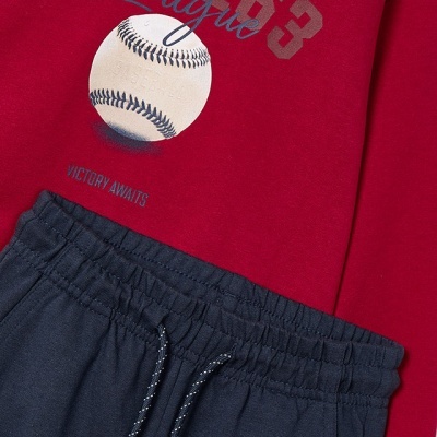 Conjunto infantil com camisola vermelha estampada e calças azuis