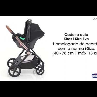 Cadeira auto Kiros i-Size Evo preta com estrutura castanha num carrinho e texto explicativo