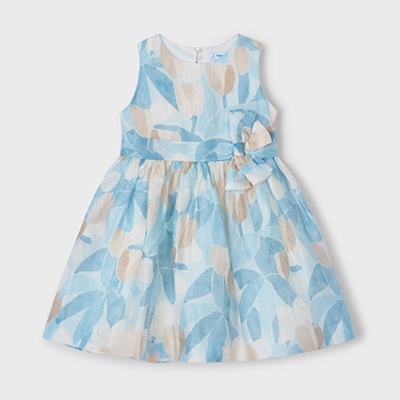 Vestido infantil sem mangas com padrão floral azul e bege e laço na cintura