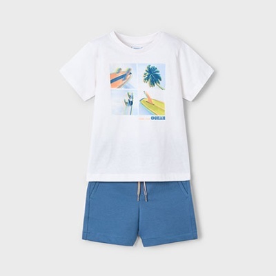 Conjunto infantil t-shirt branca com imagens de surf e calções azuis