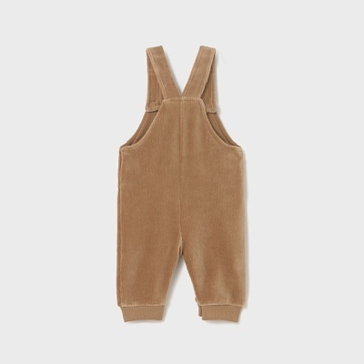 Macacão de bebé castanho claro em veludo com alças e bainhas elásticas