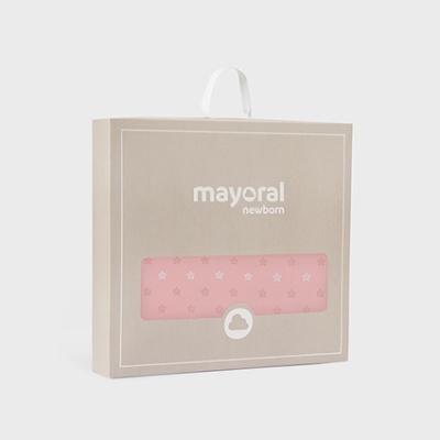 Embalagem bege com a marca mayoral newborn e tecido rosa estampado com estrelas