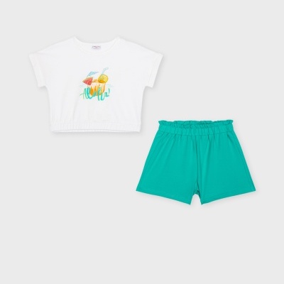 Conjunto roupa infantil t-shirt branca estampada e calções verdes elásticos.