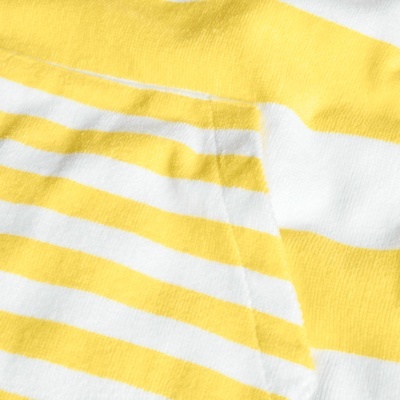 tecido de algodão amarelo e branco com riscas horizontais e pintas