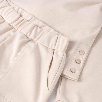 Conjunto de roupa bege claro com calças e parte superior de tecido macio