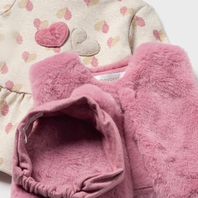 Conjunto de roupa infantil com blusa bege estampada e casaco rosa de pelo