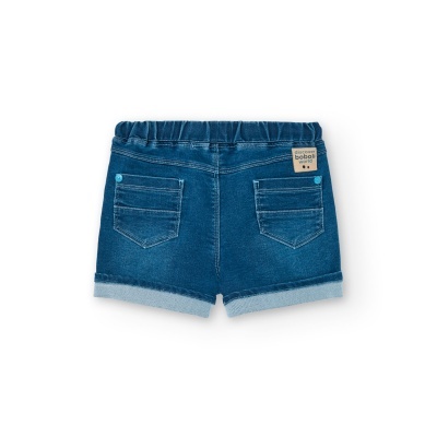 Calções de ganga de criança azuis com bolsos traseiros e cós elástico.