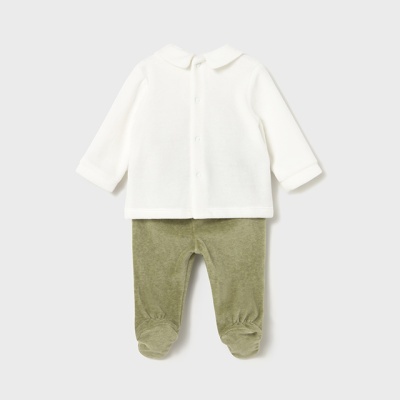 Conjunto de bebé com casaco branco de gola e calças verdes felpudas com pés