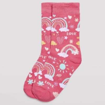 Meias cor-de-rosa com padrões de arco-íris, corações, nuvens e a palavra 'LOVE'