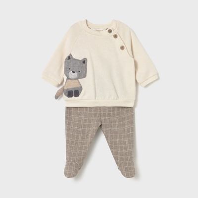 Conjunto de bebé com camisola creme e calças castanhas xadrez.
