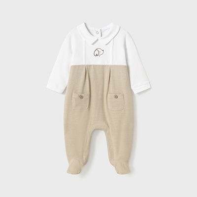 Macacão bege e branco para bebé com elefante bordado e bolsos frontais.