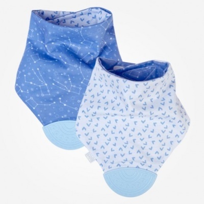 Dois babetes bandana com mordedores de silicone azul claro, um azul com constelações e outro branco com pássaros azuis.