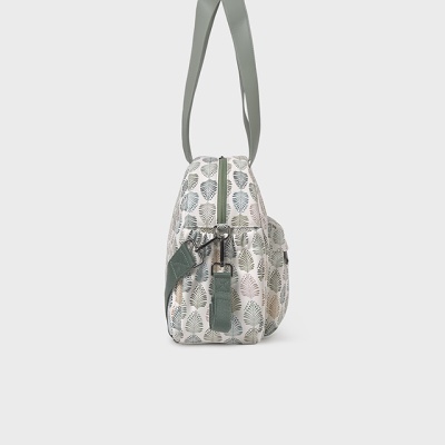 Mala de tecido com padrão de folhas, alça verde e fecho metálico