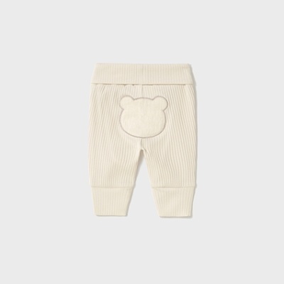 Calças de bebé creme com padrão canalé e detalhe de rosto de urso no traseiro