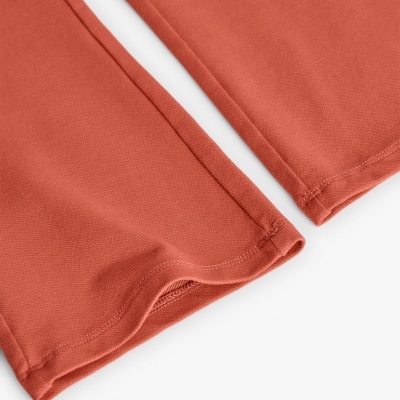 Mangas de peça de vestuário terracota em tecido de malha