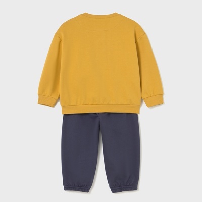 Conjunto infantil com camisola castanha e calças azuis