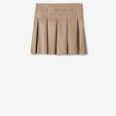 Mini saia plissada castanha clara sobre fundo branco