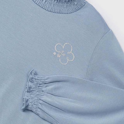 Camisola azul clara com gola e punhos franzidos e bordado de nuvem no peito