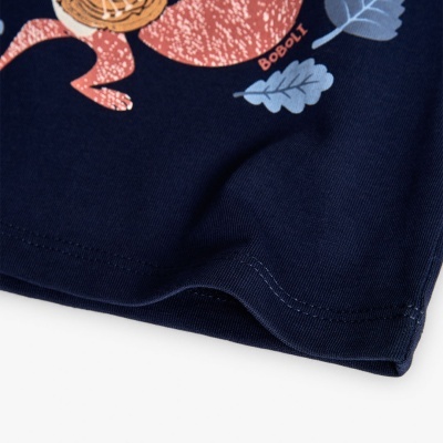 Detalhe inferior de vestuário azul com estampado colorido e texto BOBOLI