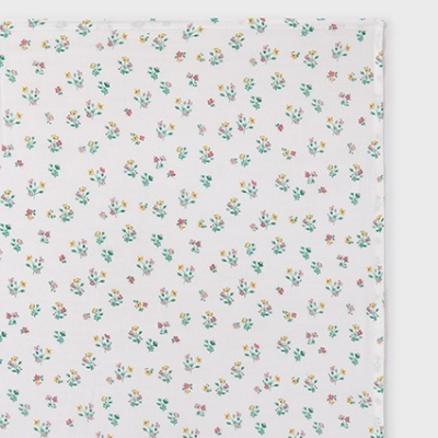 Tecido branco com padrão de pequenas flores coloridas e textura lisa