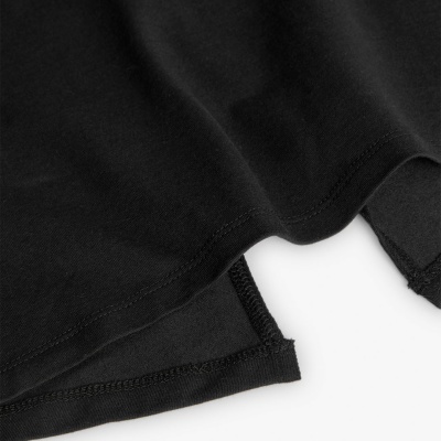 Tecido preto com costuras em detalhe