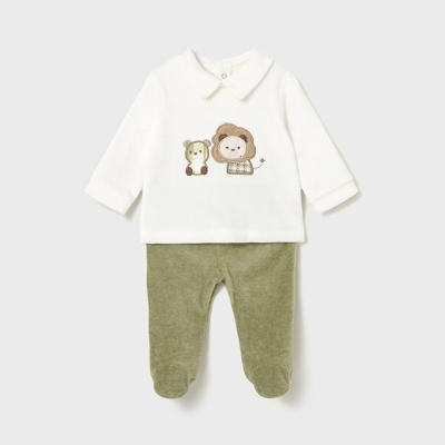 Conjunto de bebé com camisola branca e calças verdes.