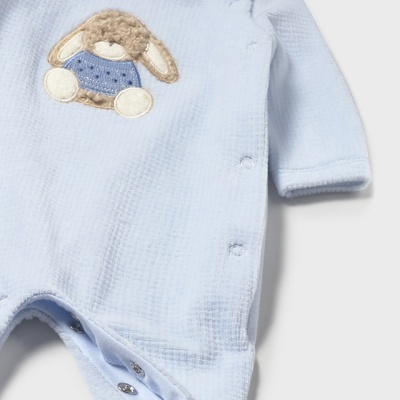 pijama azul claro para bebé com bordado de coelho