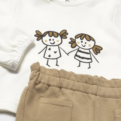 Conjunto infantil branco e bege com desenho de duas meninas e calças com bolsos