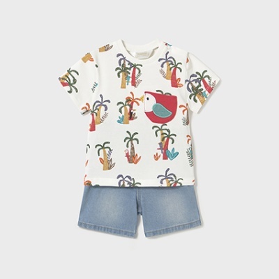 Conjunto infantil com t-shirt branca estampada e calções de ganga azuis