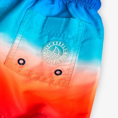 Calções de banho com padrão degradê azul a vermelho e bolso azul com texto branco