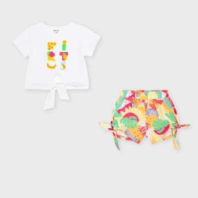 Conjunto infantil com t-shirt branca com estampa e calções coloridos com folhos