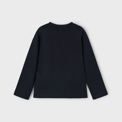 T-shirt preta de manga comprida vista por trás