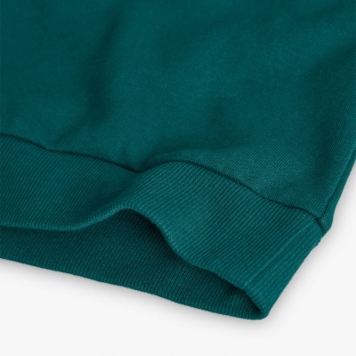 Bainha de peça de roupa verde-azulada com costura visível