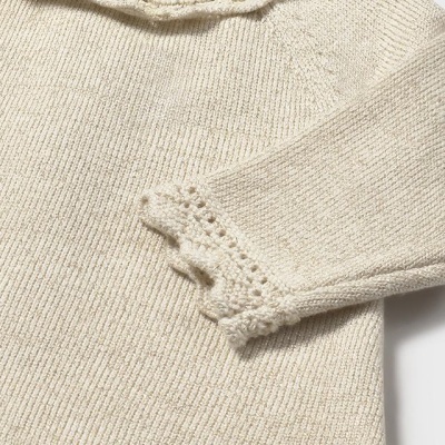 Camisola de malha bege clara com acabamentos em renda aparente