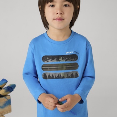 Camisola azul de manga comprida com estampado de montanhas e árvores