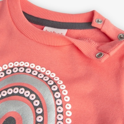 Camisola de bebé rosa com estampado circular e fecho de pressão no ombro