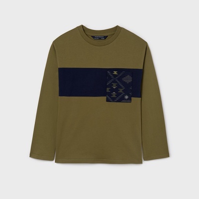 Camisola verde-oliva com faixa azul-marinho e bolso com padrão geométrico