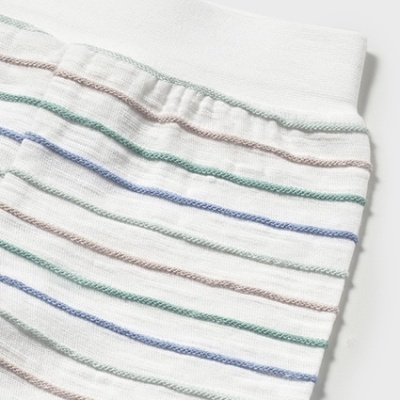 Calção ou saia branca com riscas finas horizontais coloridas e cintura elástica