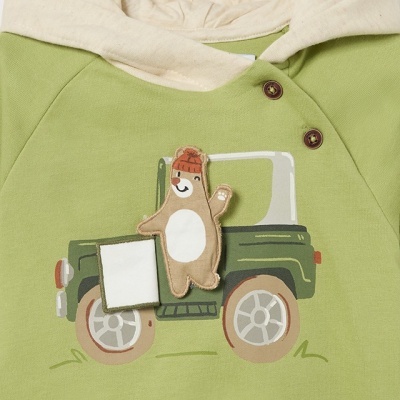 Blusão de criança verde com capuz creme e ursinho com carro impresso
