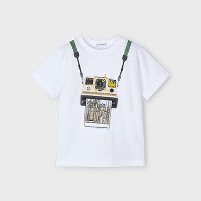 T-shirt branca com estampado de câmara fotográfica amarela e correias verdes